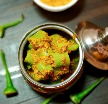 લીલા મરચાનું અથાણું | મરચું અથાણું રેસીપી | easy green chilli pickle in gujarati